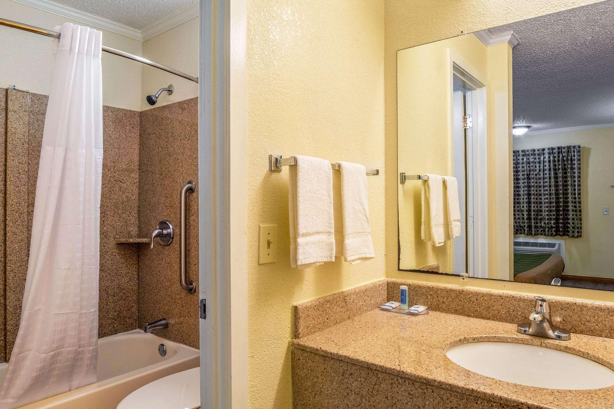 Rodeway Inn & Suites Fort Jackson Columbia Exteriör bild