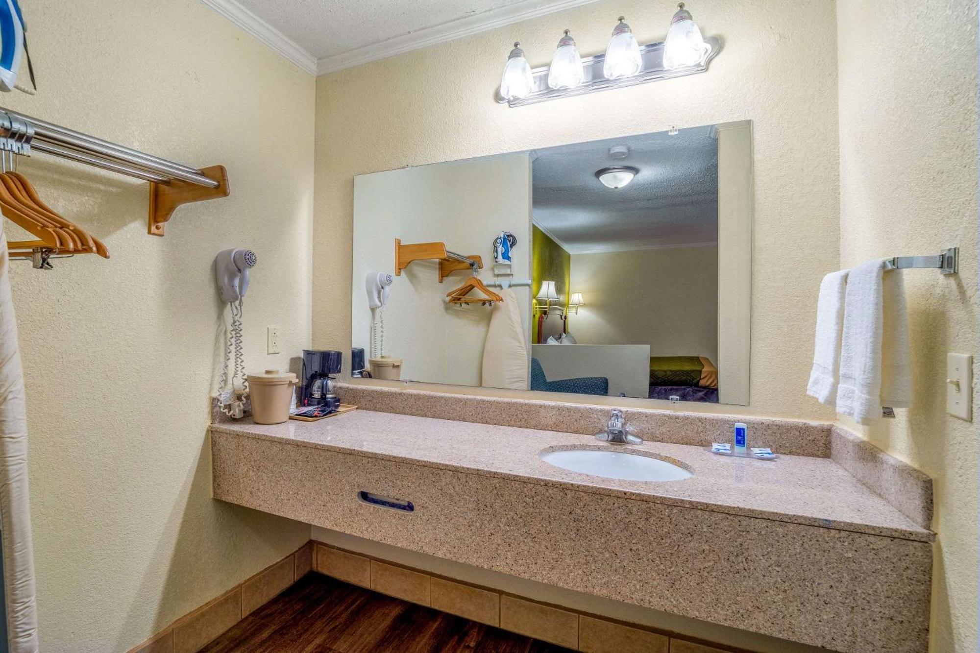Rodeway Inn & Suites Fort Jackson Columbia Exteriör bild