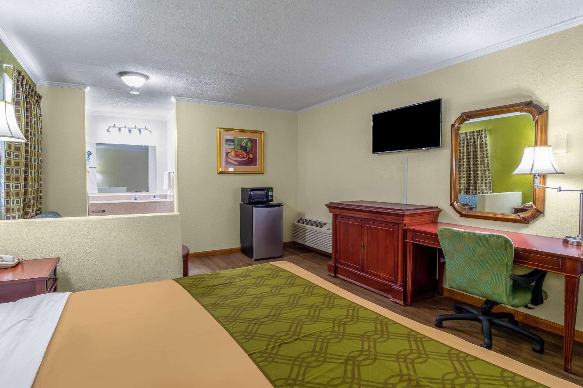 Rodeway Inn & Suites Fort Jackson Columbia Exteriör bild