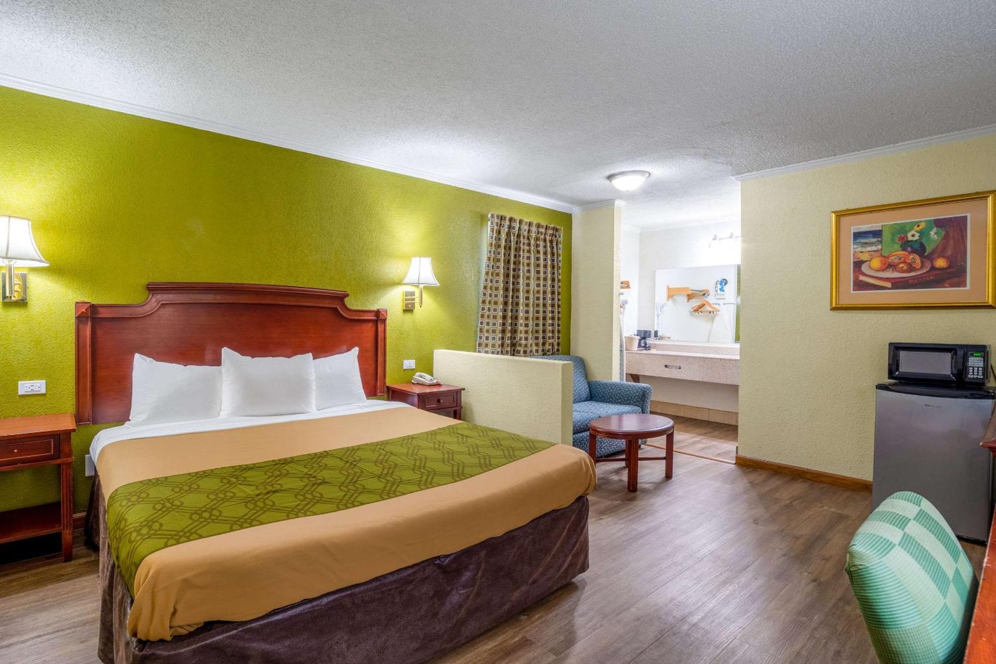 Rodeway Inn & Suites Fort Jackson Columbia Exteriör bild