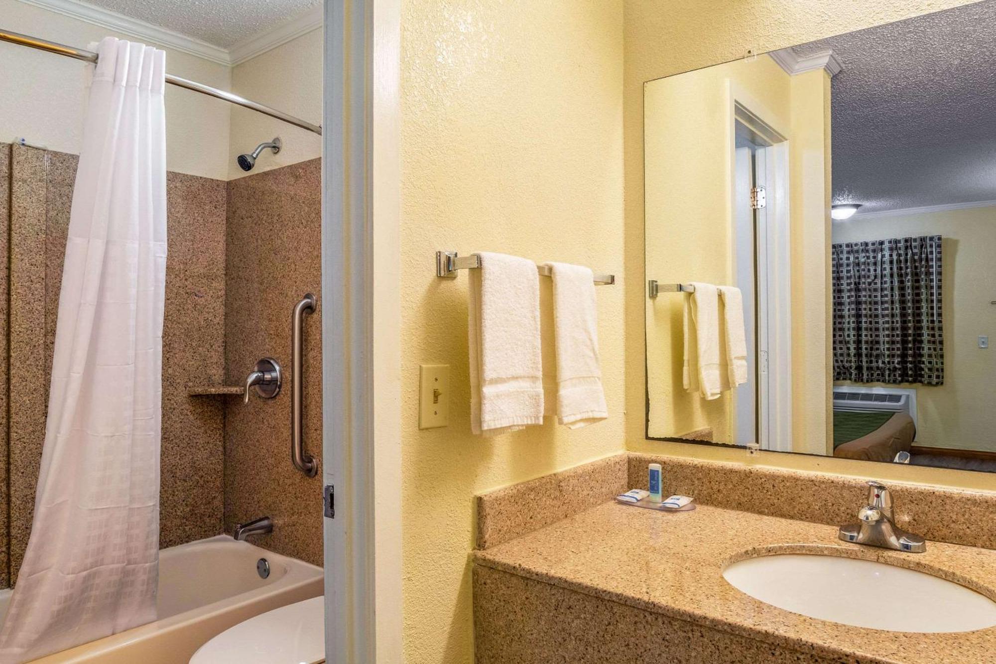 Rodeway Inn & Suites Fort Jackson Columbia Exteriör bild