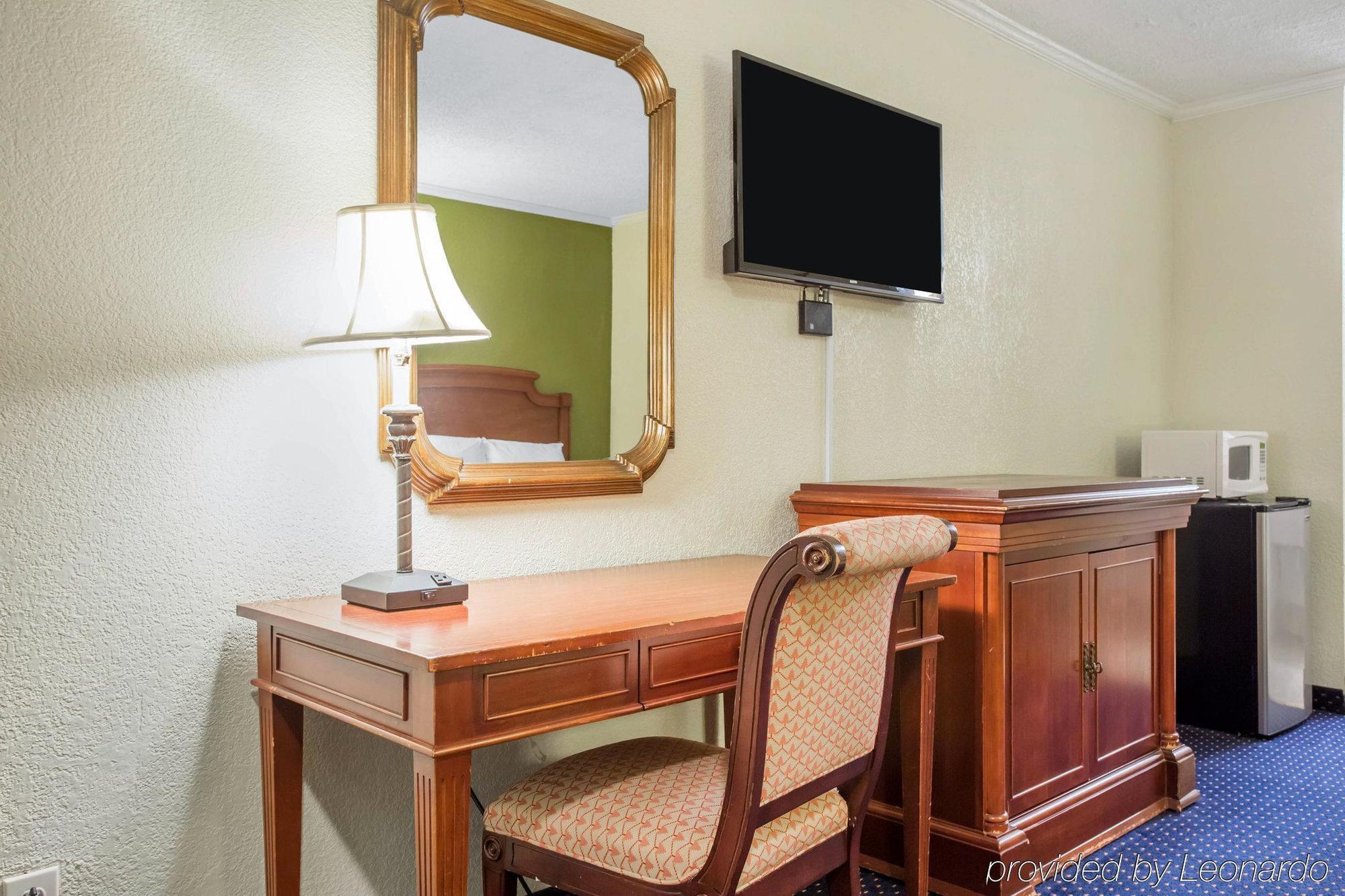Rodeway Inn & Suites Fort Jackson Columbia Exteriör bild