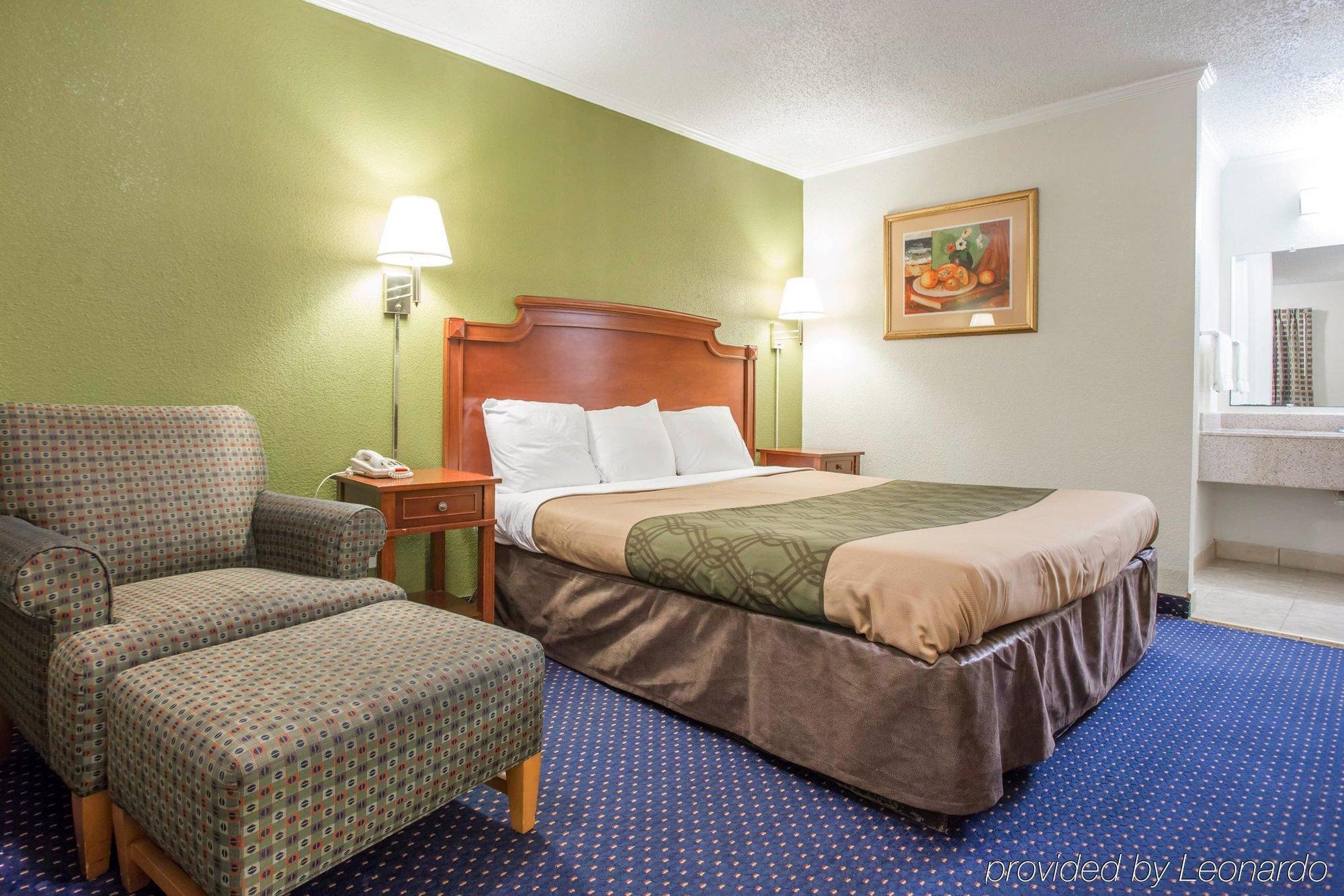 Rodeway Inn & Suites Fort Jackson Columbia Exteriör bild