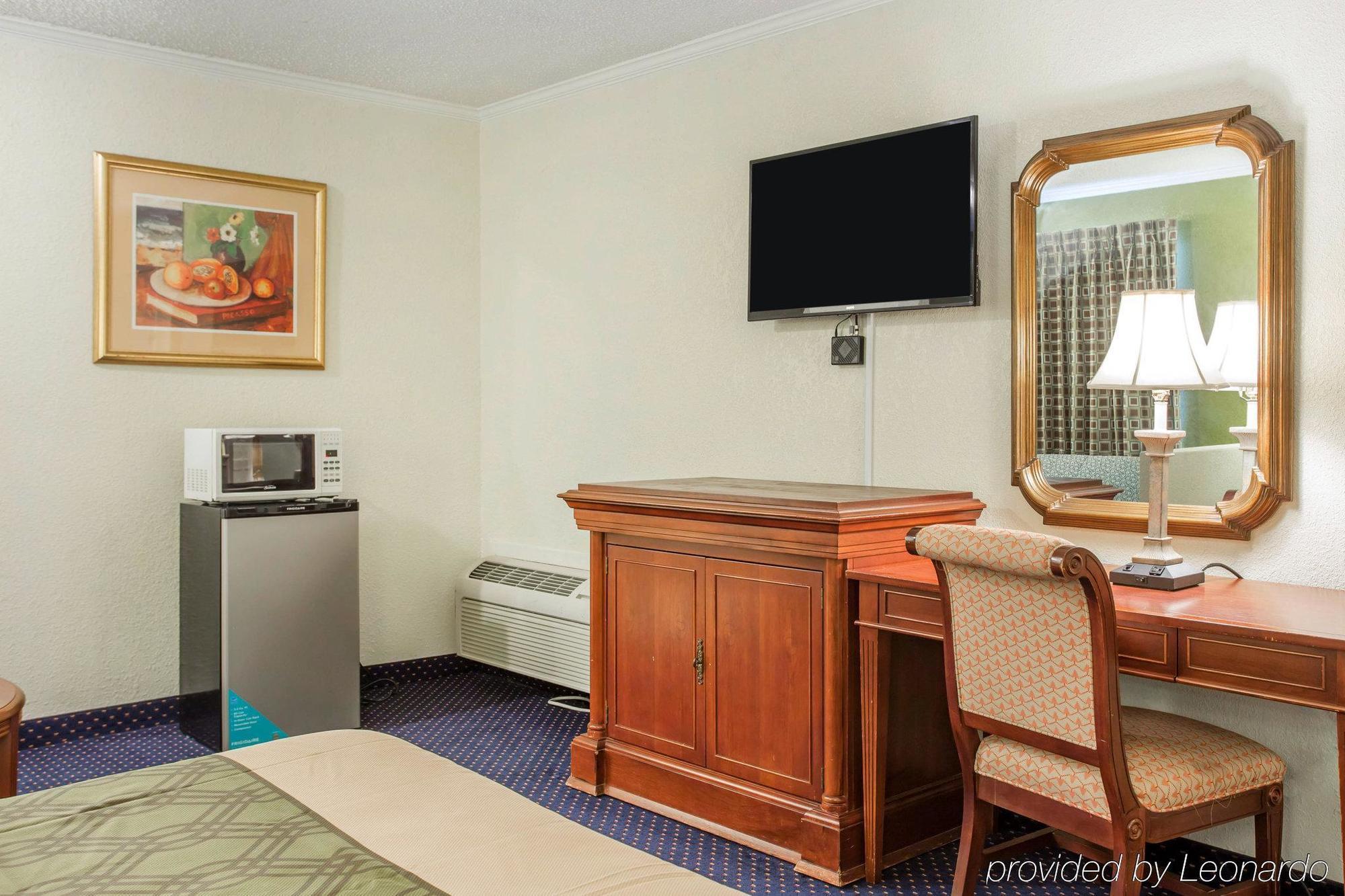 Rodeway Inn & Suites Fort Jackson Columbia Exteriör bild