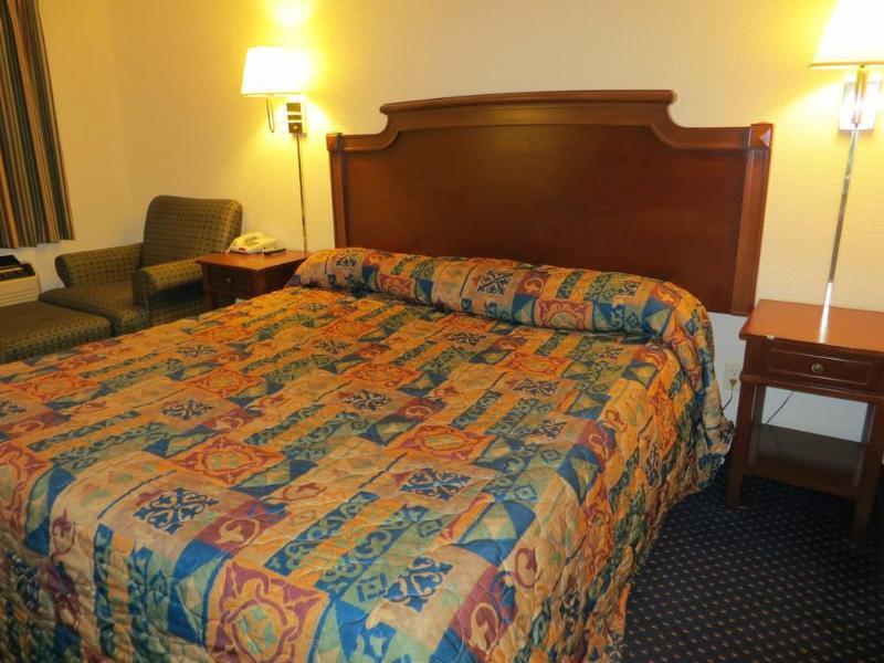 Rodeway Inn & Suites Fort Jackson Columbia Exteriör bild